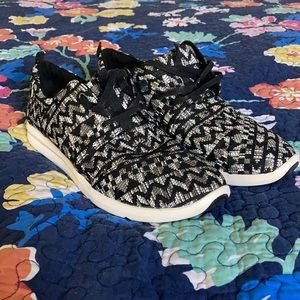 Black and white Toms size 10